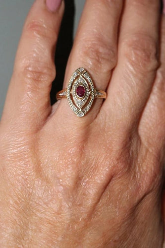Bague 55 Bague marquise en or jaune 18 carats rubis et diamants 58 Facettes 572