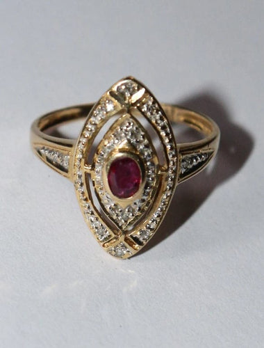 Bague 55 Bague marquise en or jaune 18 carats rubis et diamants 58 Facettes 572