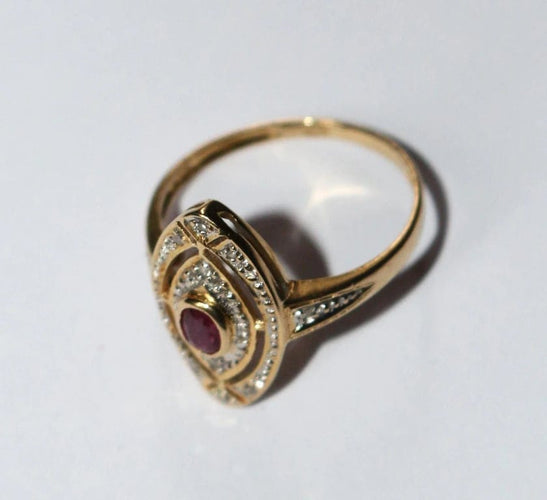 Bague 55 Bague marquise en or jaune 18 carats rubis et diamants 58 Facettes 572
