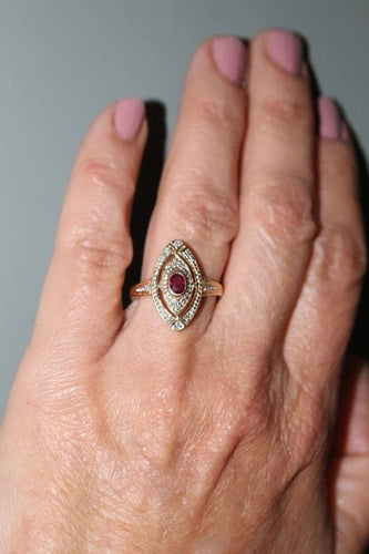 Bague 55 Bague marquise en or jaune 18 carats rubis et diamants 58 Facettes 572