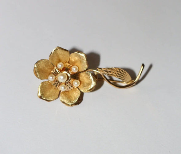 Broche Broche fleur rétro en or jaune 18 carats et perles 58 Facettes 570