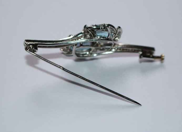 Broche Broche rétro en or gris 18 carats, aigues-marines et diamants 58 Facettes 580