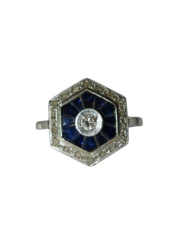 Bague 56 Bague Art déco hexagonale en or blanc et platine, diamants et saphirs 58 Facettes 156