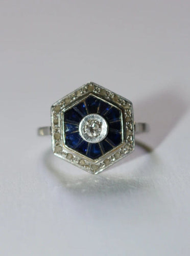 Bague 56 Bague Art déco hexagonale en or blanc et platine, diamants et saphirs 58 Facettes 156