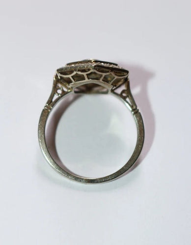 Bague 56 Bague Art déco hexagonale en or blanc et platine, diamants et saphirs 58 Facettes 156