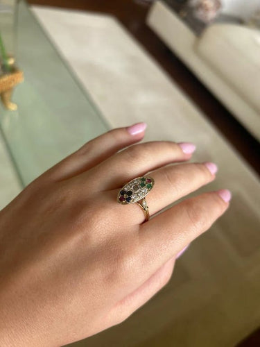 Bague 57 Bague en or jaune 750‰ sertie de diamants, émeraudes, saphirs et rubis 58 Facettes 1034