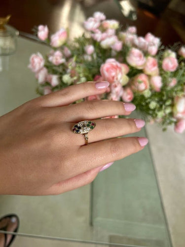 Bague 57 Bague en or jaune 750‰ sertie de diamants, émeraudes, saphirs et rubis 58 Facettes 1034