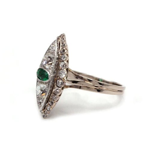 Bague 60 Bague marquise en or blanc 750‰ avec émeraude et diamants 58 Facettes 1020