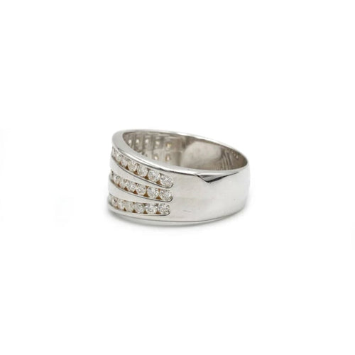 Bague 54 Bague pavée en or blanc 750‰ et diamants 58 Facettes 1105