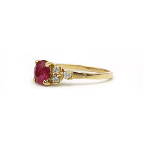 Bague 51 Bague en or 750‰ avec rubis synthétique et diamants 58 Facettes 1119