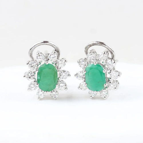 Boucles d'oreilles Boucles d'oreilles halo en or blanc 18 carats, émeraudes et diamants 58 Facettes 125977F