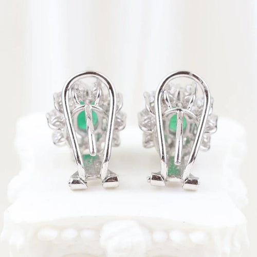 Boucles d'oreilles Boucles d'oreilles halo en or blanc 18 carats, émeraudes et diamants 58 Facettes 125977F