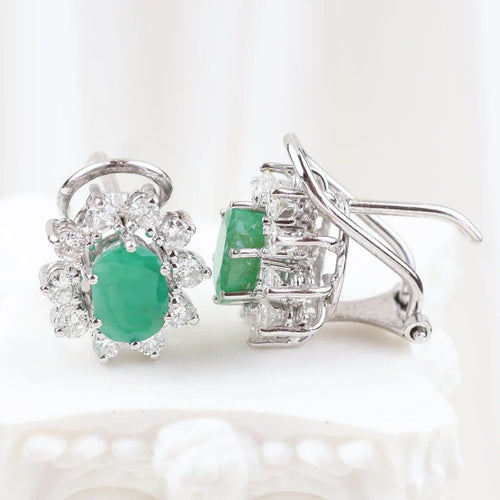 Boucles d'oreilles Boucles d'oreilles halo en or blanc 18 carats, émeraudes et diamants 58 Facettes 125977F