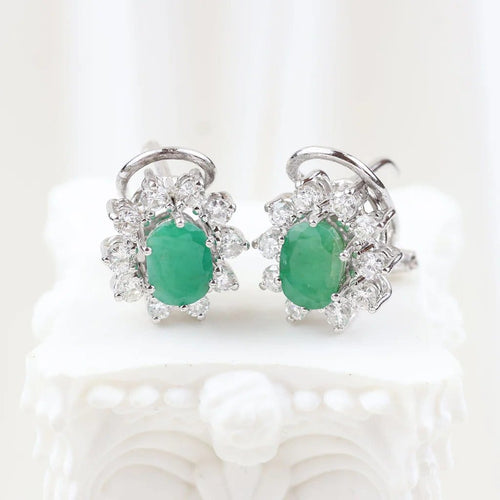 Boucles d'oreilles Boucles d'oreilles halo en or blanc 18 carats, émeraudes et diamants 58 Facettes 125977F