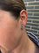 Boucles d'oreilles Boucles d'oreilles halo en or blanc 18 carats, émeraudes et diamants 58 Facettes 125977F
