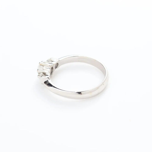 Bague Bague trois pierres en or blanc 18 carats avec diamants 58 Facettes 146/23