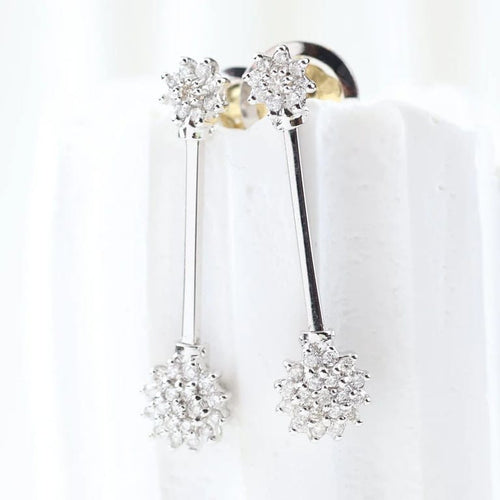 Boucles d'oreilles Boucles d'oreilles longues à rosettes en or blanc 18 carats et diamants 58 Facettes VV1-F