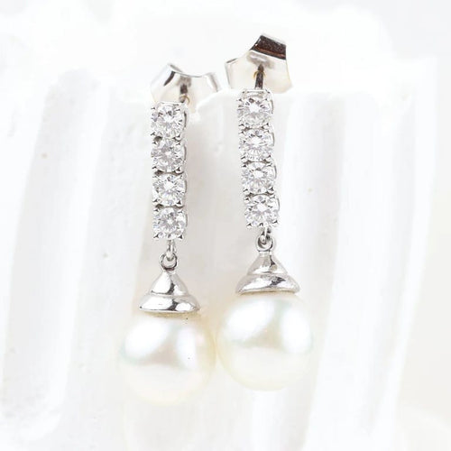 Boucles d'oreilles Boucles d'oreilles en or blanc 18 carats avec diamants et perles 58 Facettes