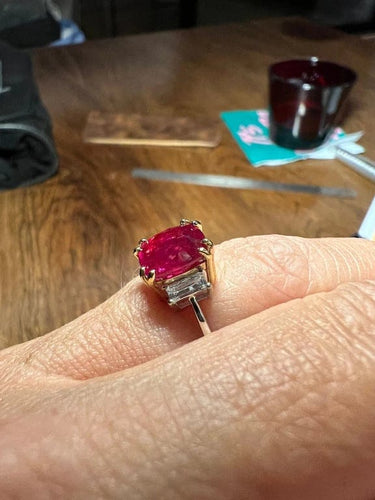 Bague 54 Bague rubis 3,17 ct et diamants en or jaune et or blanc 58 Facettes 7533 A