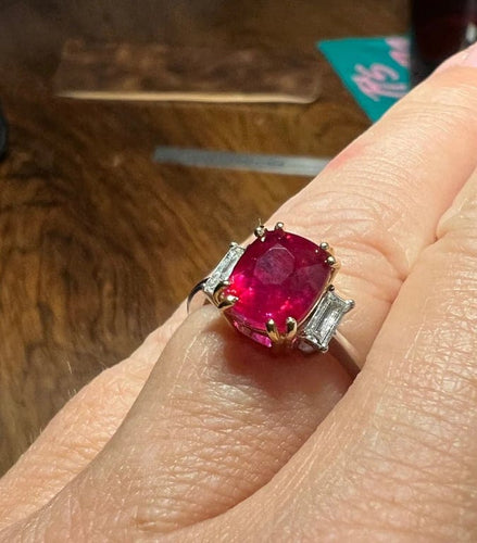 Bague 54 Bague rubis 3,17 ct et diamants en or jaune et or blanc 58 Facettes 7533 A