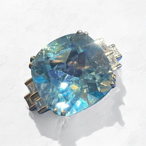 Bague 53 Bague en or blanc 18 carats avec topaze bleue 9,08 ct et diamants 58 Facettes 7815 A