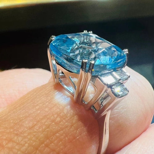 Bague 53 Bague en or blanc 18 carats avec topaze bleue 9,08 ct et diamants 58 Facettes 7815 A
