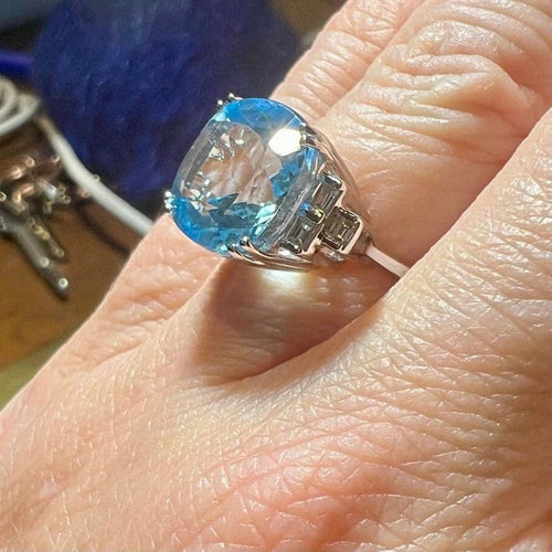 Bague 53 Bague en or blanc 18 carats avec topaze bleue 9,08 ct et diamants 58 Facettes 7815 A
