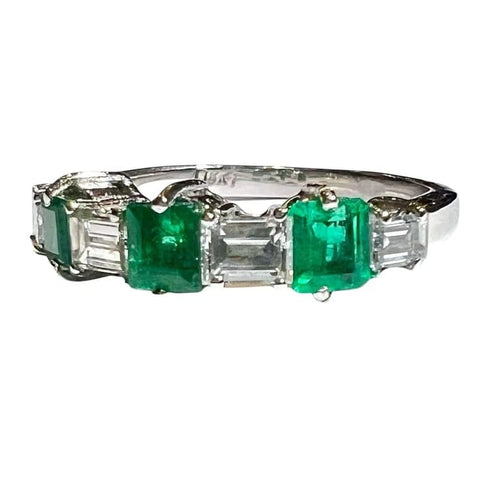 Bague 53 Bague demi-alliance en or blanc 18 carats, émeraudes et diamants 58 Facettes 7822 A