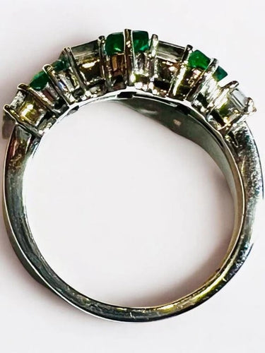 Bague 53 Bague demi-alliance en or blanc 18 carats, émeraudes et diamants 58 Facettes 7822 A