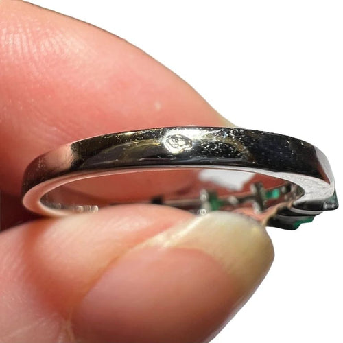 Bague 53 Bague demi-alliance en or blanc 18 carats, émeraudes et diamants 58 Facettes 7822 A