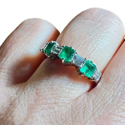 Bague 53 Bague demi-alliance en or blanc 18 carats, émeraudes et diamants 58 Facettes 7822 A