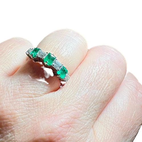 Bague 53 Bague demi-alliance en or blanc 18 carats, émeraudes et diamants 58 Facettes 7822 A
