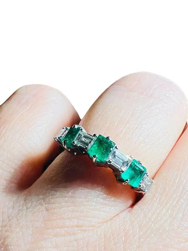 Bague 53 Bague demi-alliance en or blanc 18 carats, émeraudes et diamants 58 Facettes 7822 A