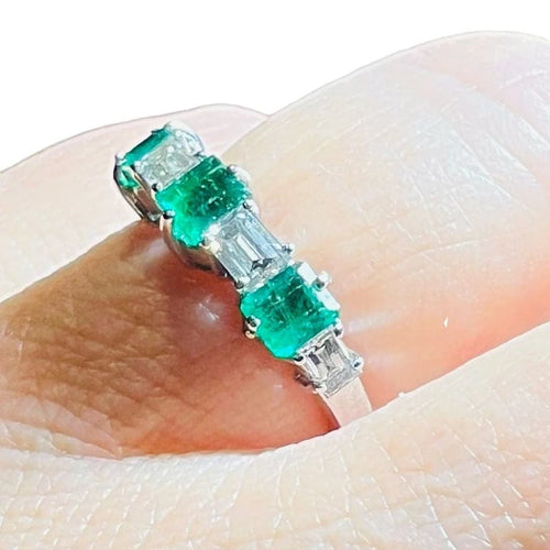 Bague 53 Bague demi-alliance en or blanc 18 carats, émeraudes et diamants 58 Facettes 7822 A