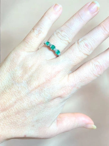 Bague 53 Bague demi-alliance en or blanc 18 carats, émeraudes et diamants 58 Facettes 7822 A