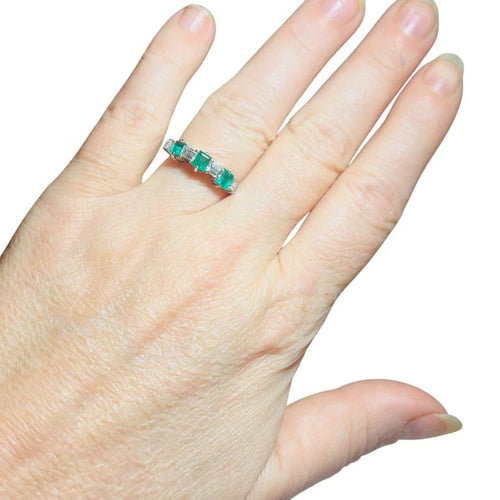 Bague 53 Bague demi-alliance en or blanc 18 carats, émeraudes et diamants 58 Facettes 7822 A