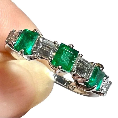 Bague 53 Bague demi-alliance en or blanc 18 carats, émeraudes et diamants 58 Facettes 7822 A