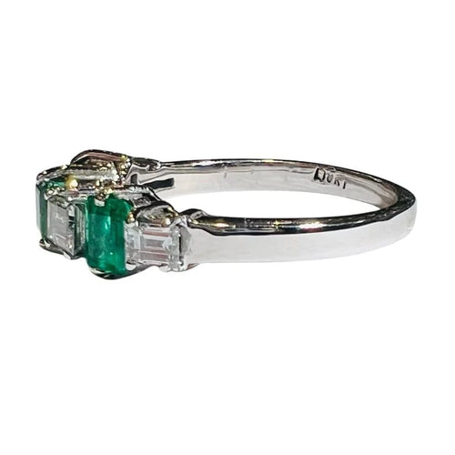Bague 53 Bague demi-alliance en or blanc 18 carats, émeraudes et diamants 58 Facettes 7822 A