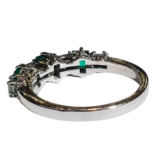 Bague 53 Bague demi-alliance en or blanc 18 carats, émeraudes et diamants 58 Facettes 7822 A