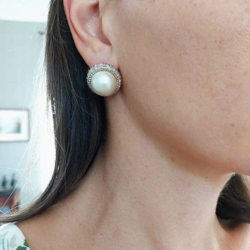 Boucles d'oreilles Aurelia - Boucles d’oreilles en or jaune 18k, perles Mabé et diamants 58 Facettes 205