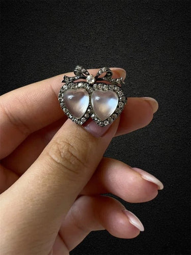 Broche Broche « L’Élégance de l’Amour » en or, diamants et pierres de lune 58 Facettes
