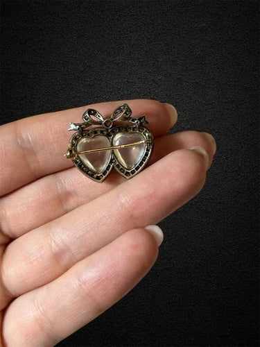 Broche Broche « L’Élégance de l’Amour » en or, diamants et pierres de lune 58 Facettes