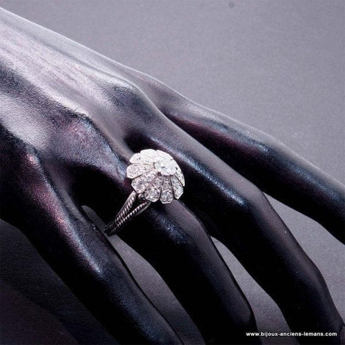 Bague 56 Bague marguerite Art déco en or 18 carats et platine, diamants 58 Facettes 4072
