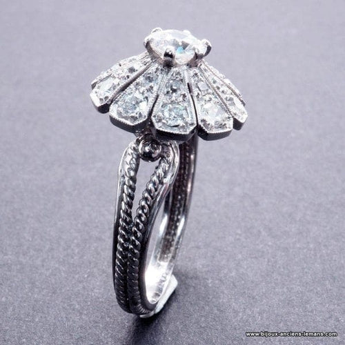 Bague 56 Bague marguerite Art déco en or 18 carats et platine, diamants 58 Facettes 4072