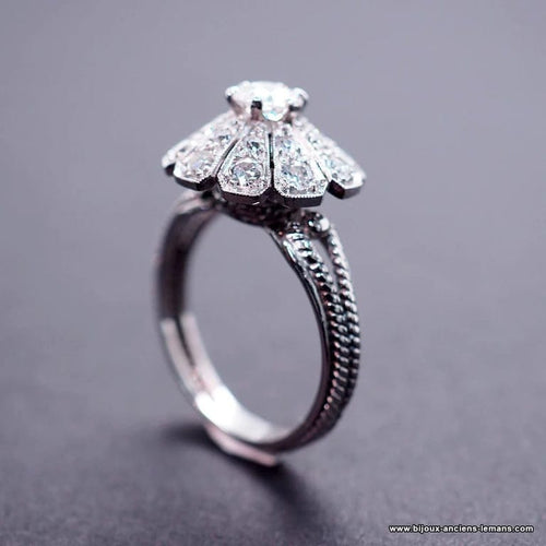 Bague 56 Bague marguerite Art déco en or 18 carats et platine, diamants 58 Facettes 4072