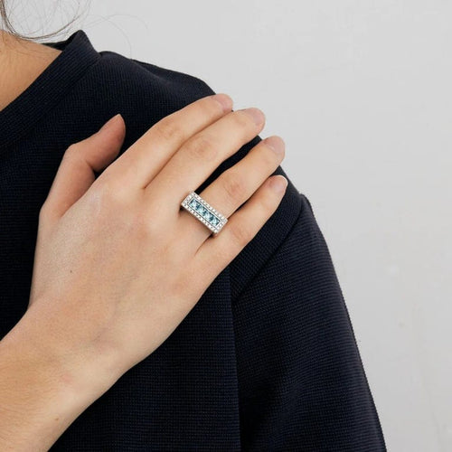 Bague 55 Bague chevalière en or gris 18 K avec topazes bleues et diamants 58 Facettes 32300203