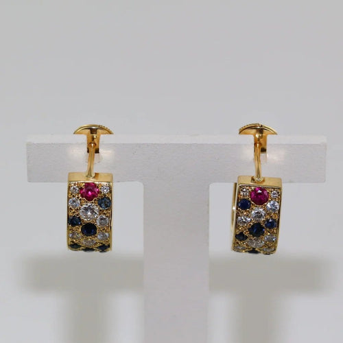 Boucles d'oreilles Créoles pavées de diamants, rubis et saphirs en or jaune 18 carats 58 Facettes