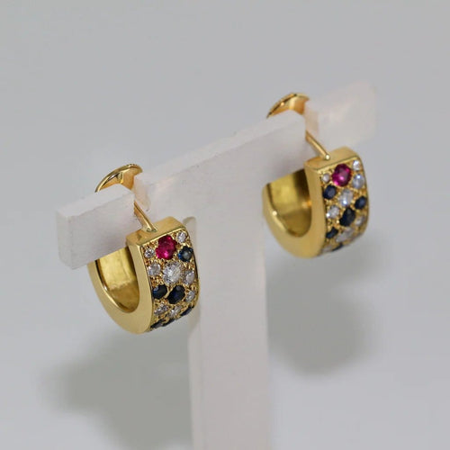 Boucles d'oreilles Créoles pavées de diamants, rubis et saphirs en or jaune 18 carats 58 Facettes