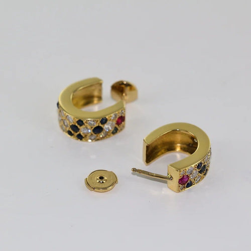 Boucles d'oreilles Créoles pavées de diamants, rubis et saphirs en or jaune 18 carats 58 Facettes