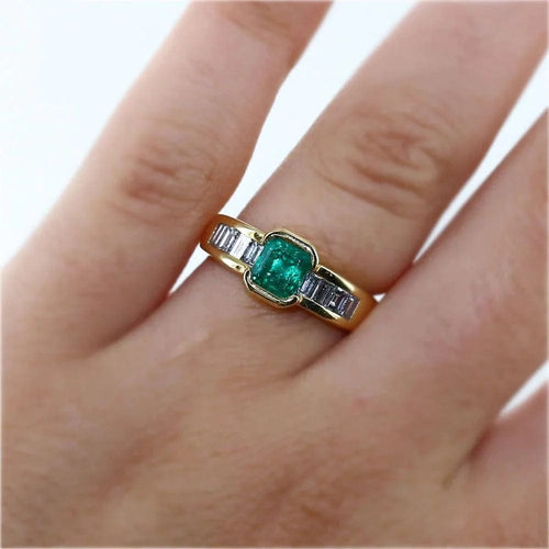 Bague 52 Bague émeraude et diamants en or jaune 58 Facettes